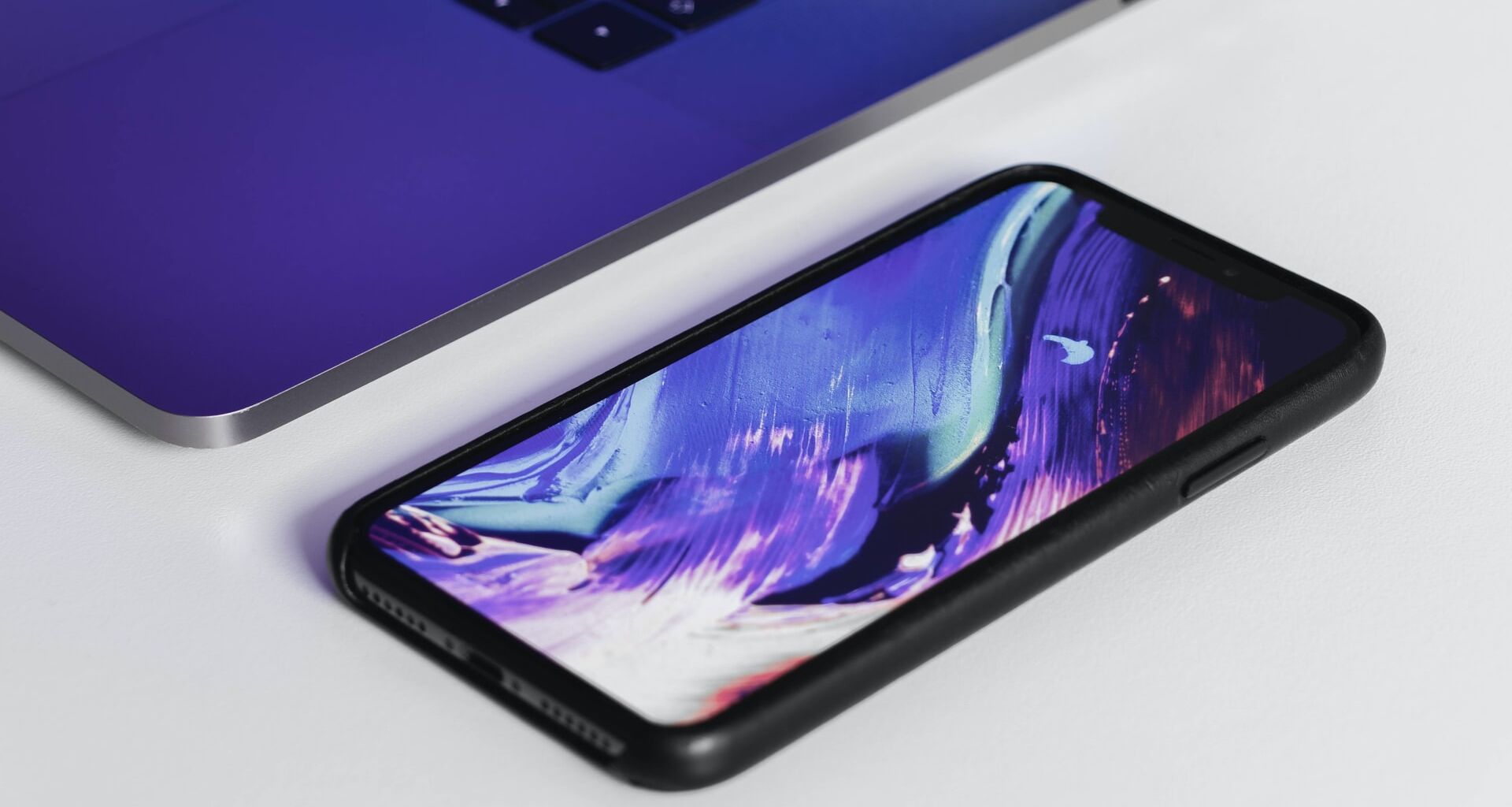 Smartphone mit lila Hintergrundbild