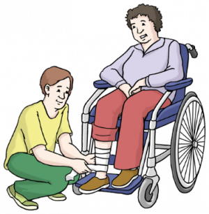 Auf dem Bild sieht man eine Person im Rollstuhl. Sie hat ein verbundenes Bein. Eine andere Person ist in der Hocke vor ihr und wechselt gerade den Verband.