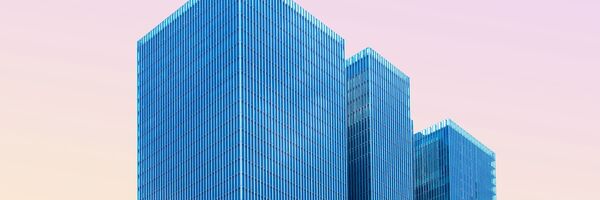 Moderne Architektur vor rosa Himmel